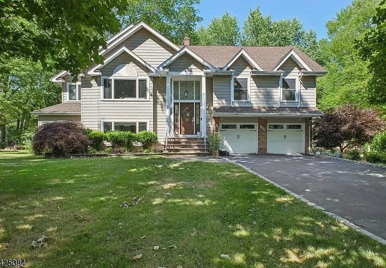 195 Chaucer Dr — Photo 1