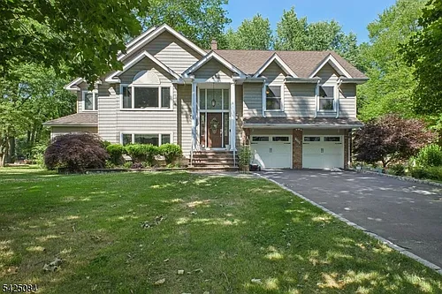 195 Chaucer Dr Photo 1
