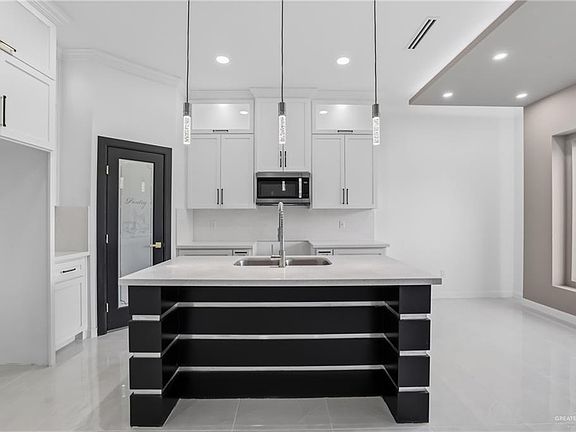 3rd image of 424 Reef Rd
