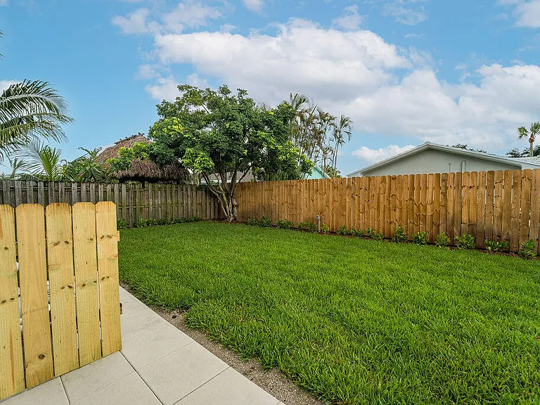 11910 Butternut St — Photo 33