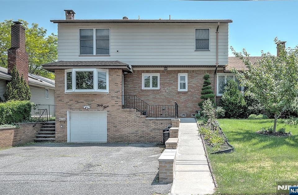 1st image of 33 Fournier Cres