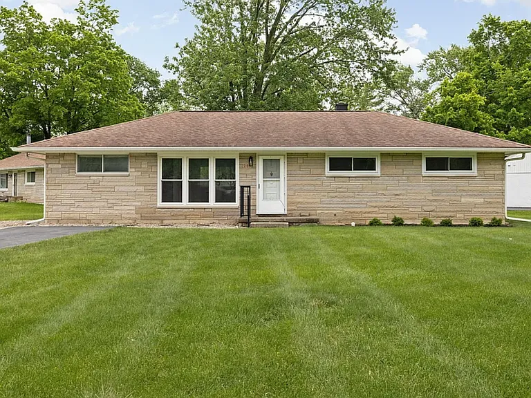 207 Stephen Ct — Photo 1