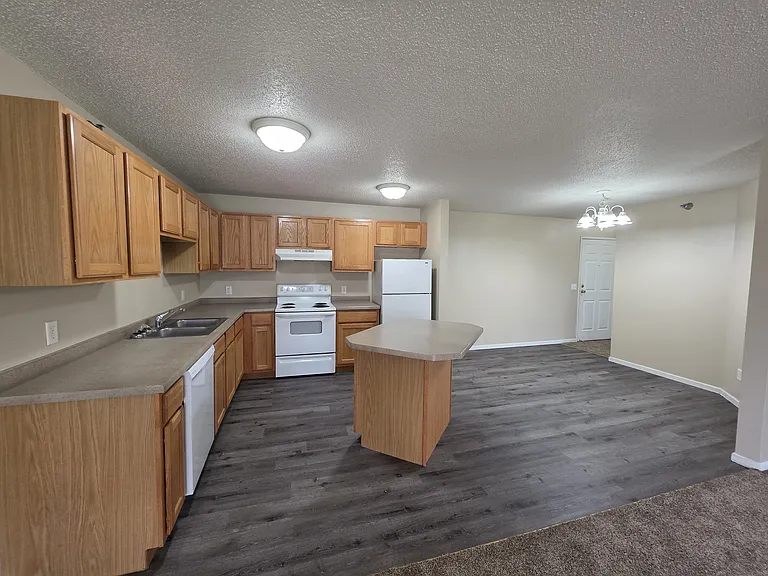 880 Kingsway Dr — Photo 2