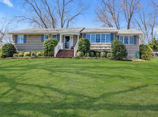 19 Chivalry Ln, Nesconset, NY 11767
