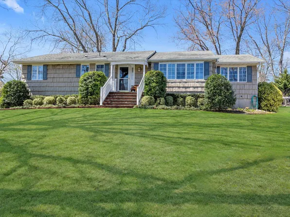 19 Chivalry Lane, Nesconset, NY 11767