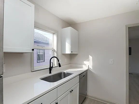 3rd image of 704 E Boston St