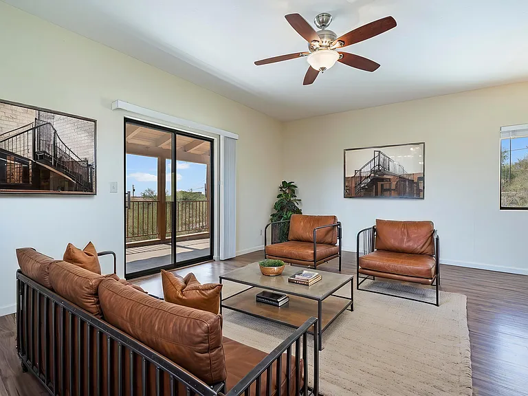 311 N Hillside Dr — Photo 4
