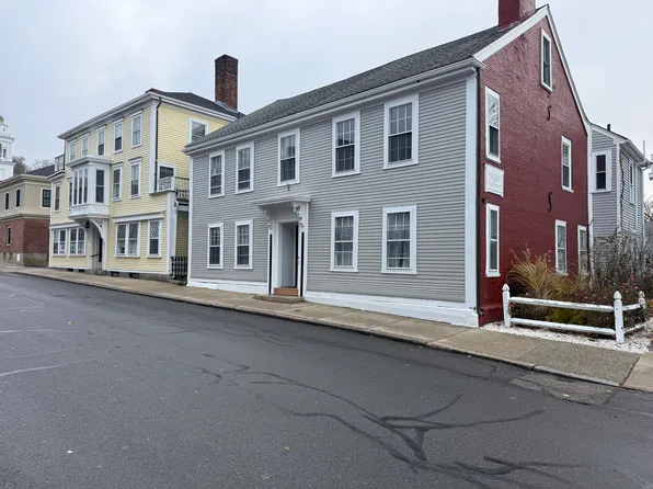 18 Leyden St #2E, Plymouth, MA 02360
