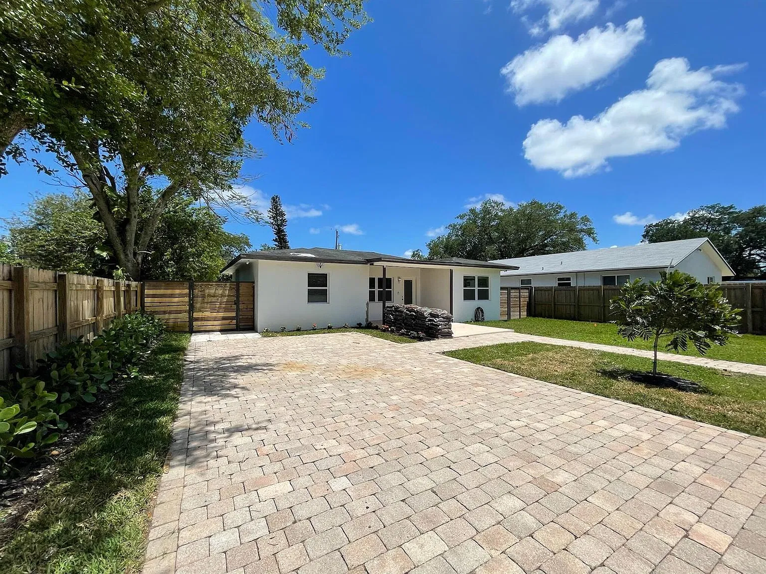 3 bed, 1000 sqft, $4,250 — Photo 1
