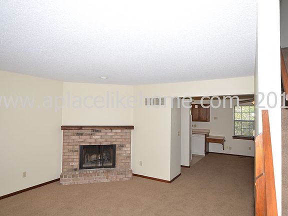 4th image of 416 NE Timbercreek Dr