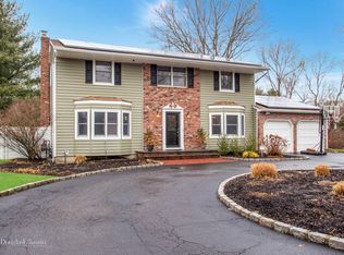 136 Ledgewood Dr, Smithtown, NY 11787
