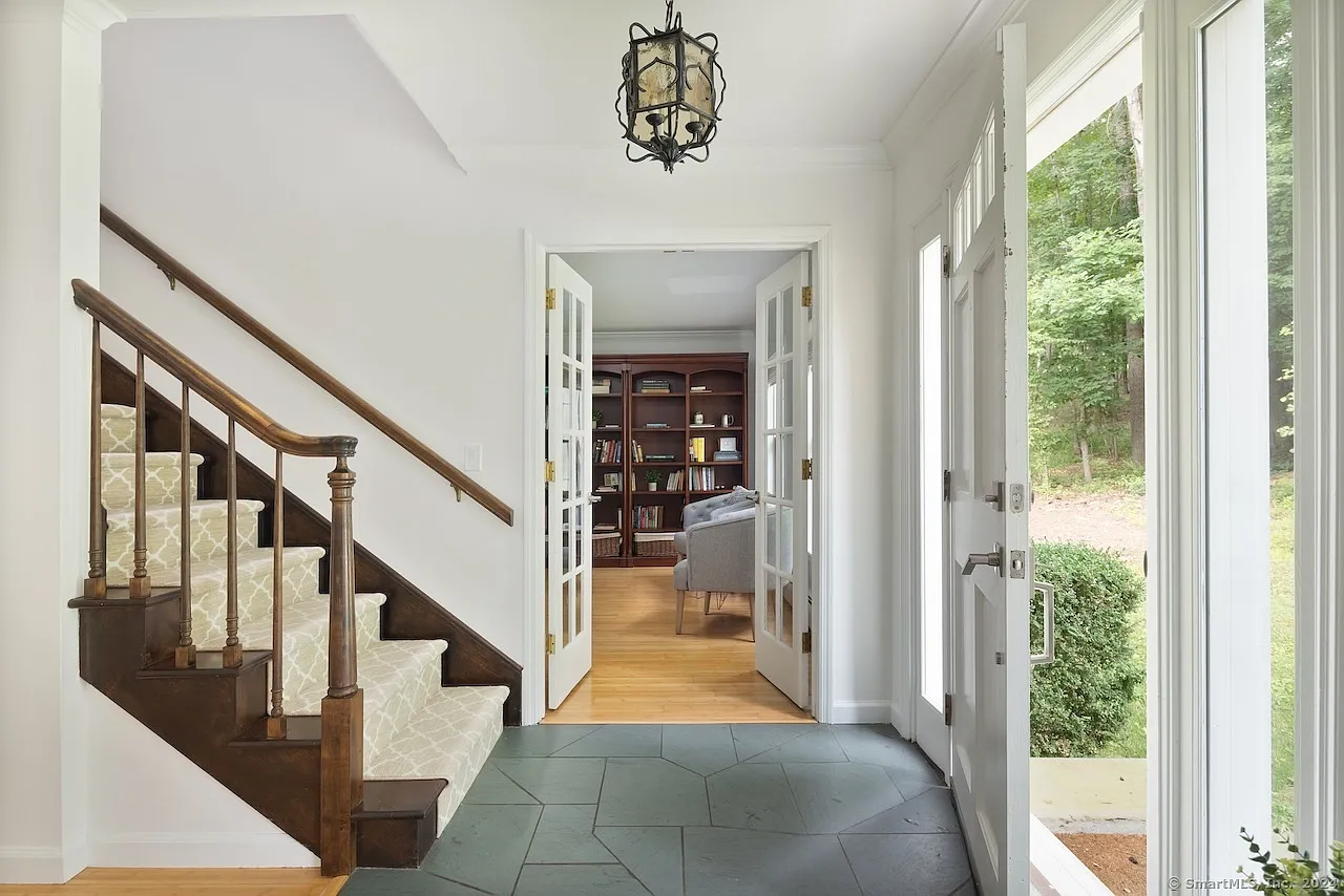 5 bed, 2.5 bath, 2898 sqft, $5,000 — Photo 3