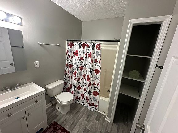4th image of 216 N King