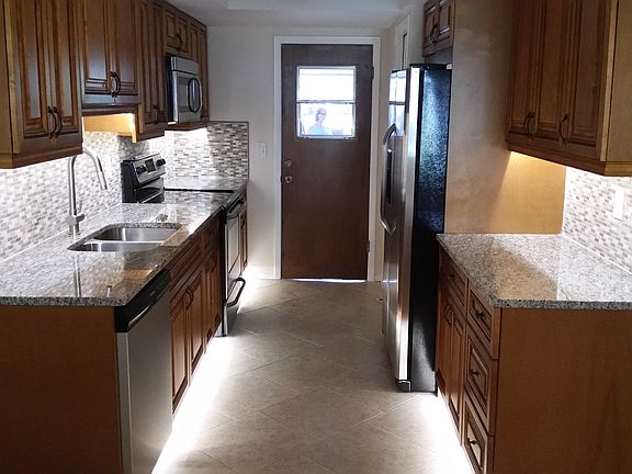 5th image of 2703 Oak Cir