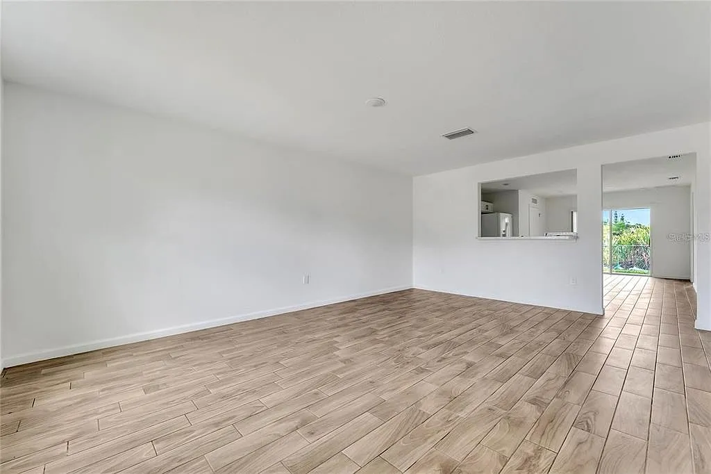 4 bed, 1.5 bath, 1505 sqft, $2,000 — Photo 2