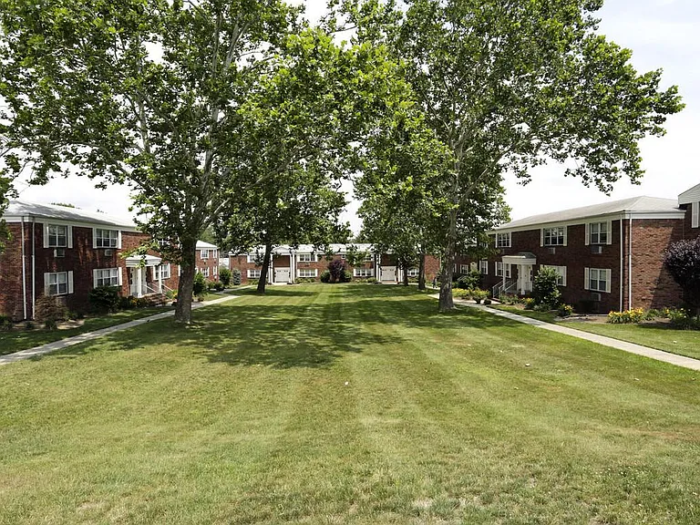 Taylor Gardens — Photo 10