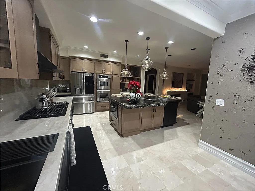 6 bed, 3.5 bath, 3450 sqft, $8,200 — Photo 2