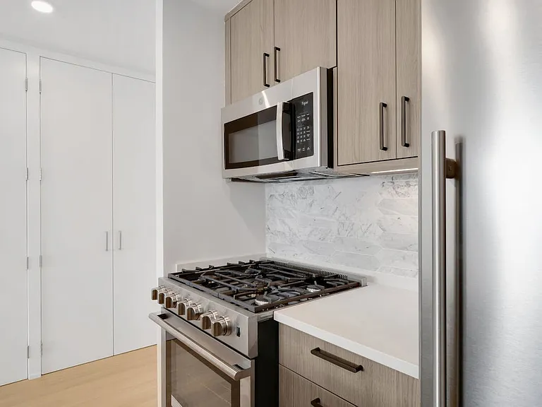 200 W 60th St #16A — Photo 9