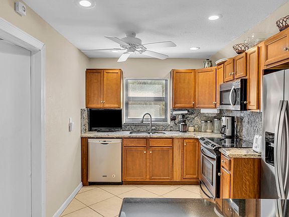 4th image of 2641 NW 4th Avenue