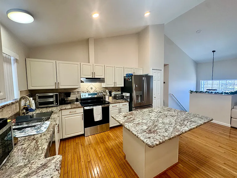 915 Huntclub Blvd — Photo 7