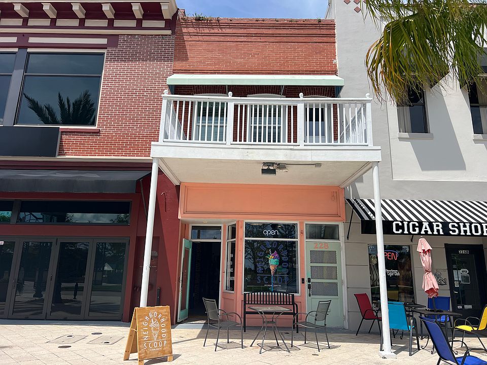 Front, Viewing Balcony, Ice cream Shop Below