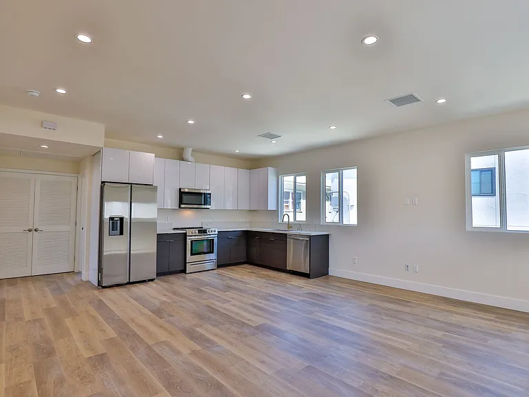 5536 Lexington Ave — Photo 37