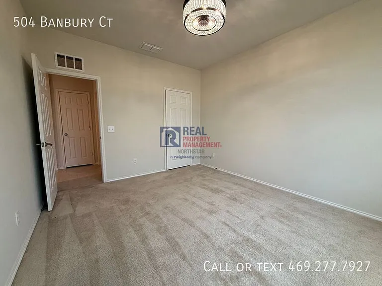 504 Banbury Ct — Photo 13