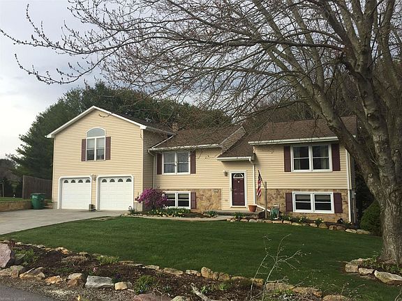 2nd image of 305 Pelham Ln
