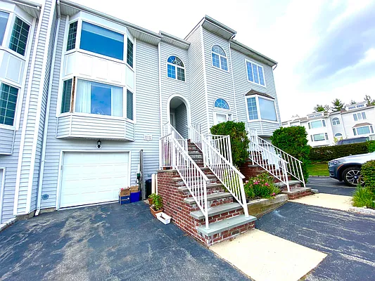 Sold by Winzone Realty Inc | media 10