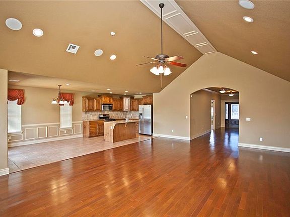 4th image of 2605 SW Joshua Ave