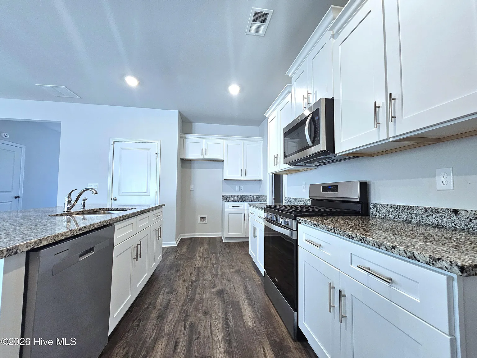 5 bed, 3.0 bath, 2428 sqft, $2,100 — Photo 4
