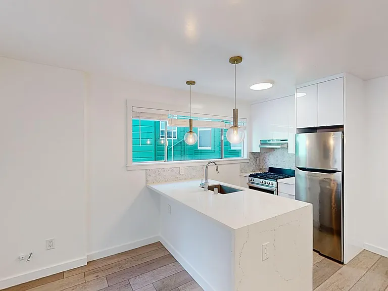 1085 S Van Ness Ave — Photo 16