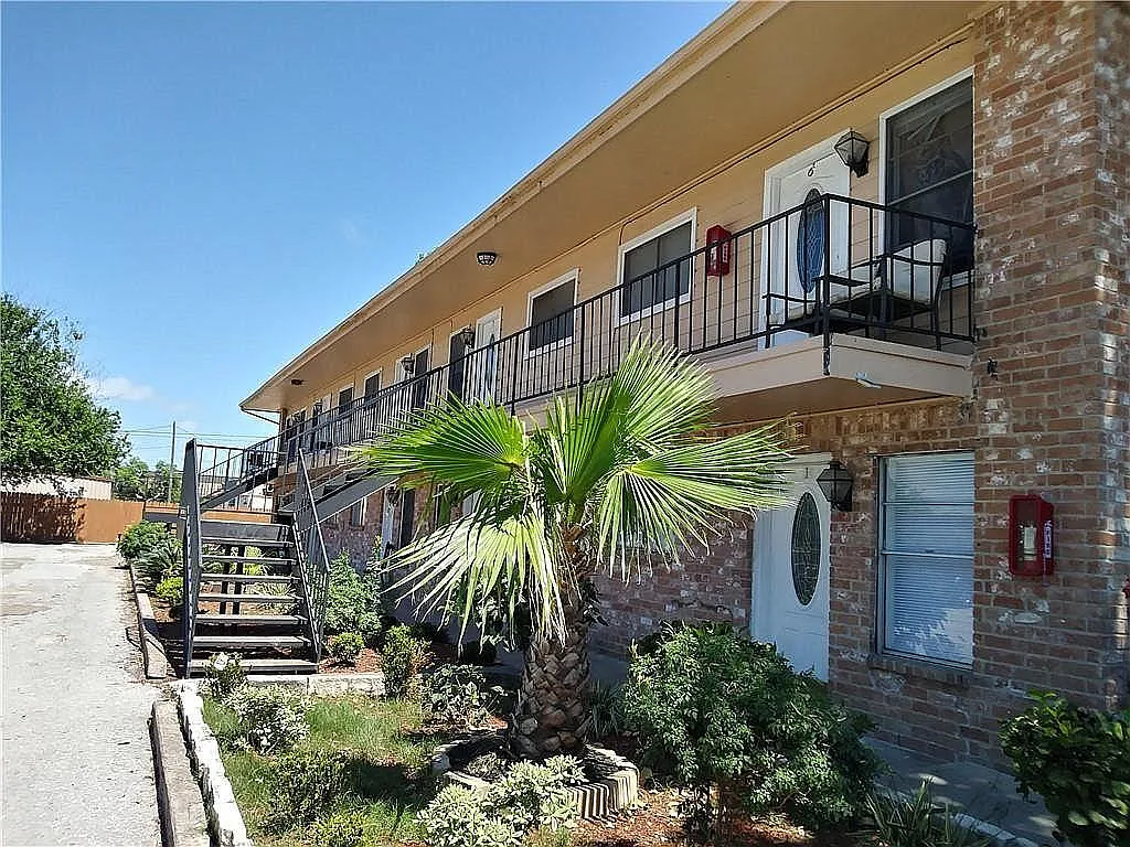1004 Austin St — Photo 2