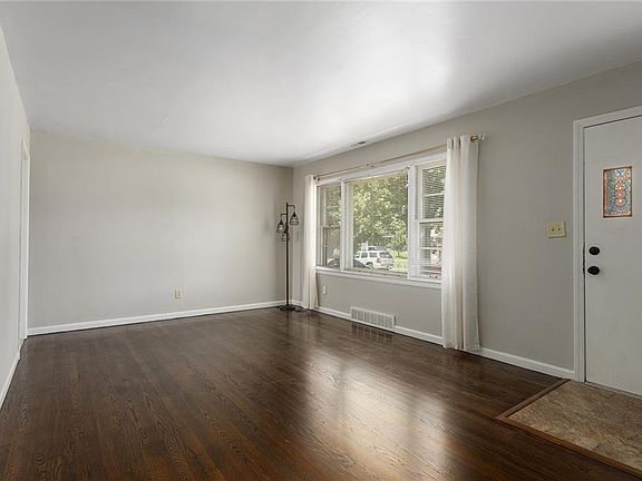 4th image of 5921 Lexington Ave