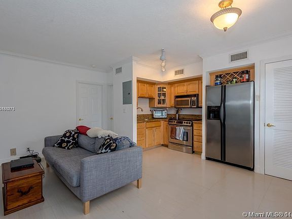 2nd image of 924 SE 2nd St APT 31