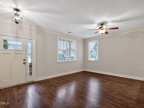 4th image of 8 Hawthorne Ln