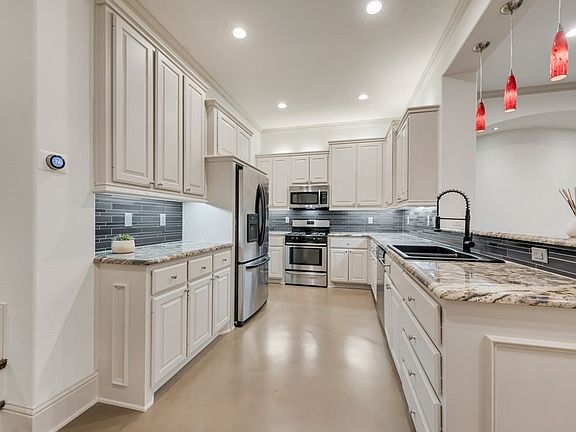 2nd image of 5113 Vandelia St
