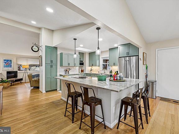 3rd image of 11403 Fairoak Dr