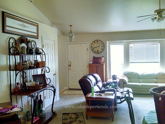 Living room/entry