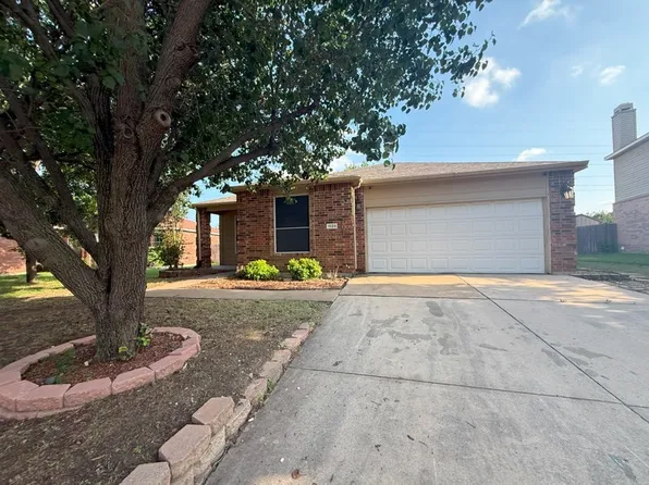 1025 Pullman Dr, Saginaw, TX 76131