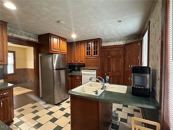 3rd image of 402 E Lincoln Way