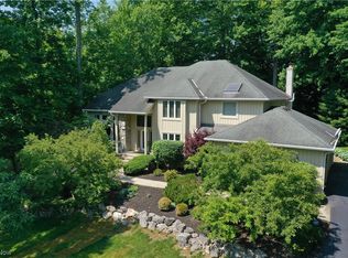 17410 Hawksview Ln, Chagrin Falls, OH 44023