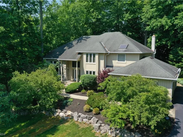 17410 Hawksview Ln, Chagrin Falls, OH 44023