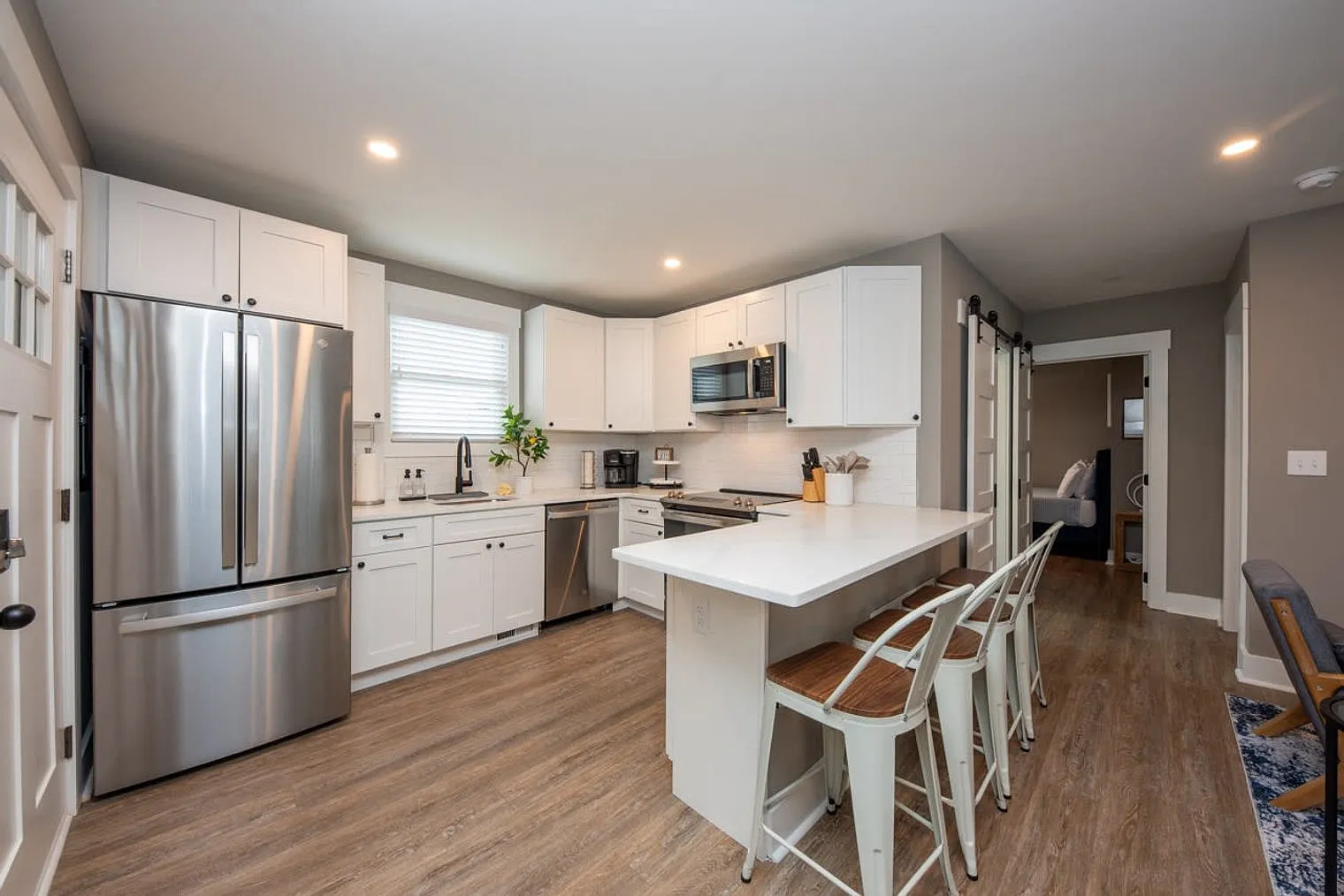 2 bed, 1.0 bath, 990 sqft, $5,606 — Photo 3