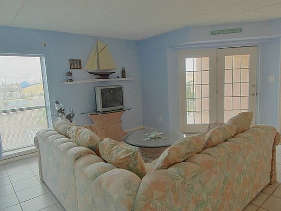 4th image of 109 W Tarpon St #206