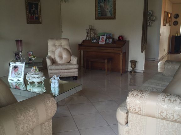 entrance to Formal Living Rm