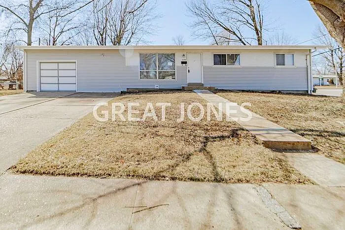 590 Versailles Dr photo 1