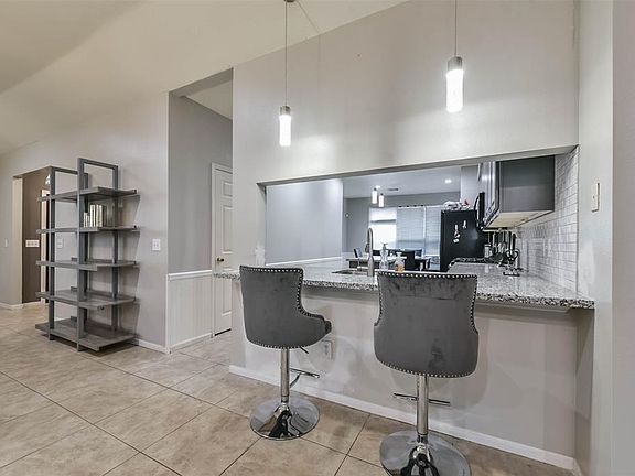 5th image of 6827 Oak Walk Dr