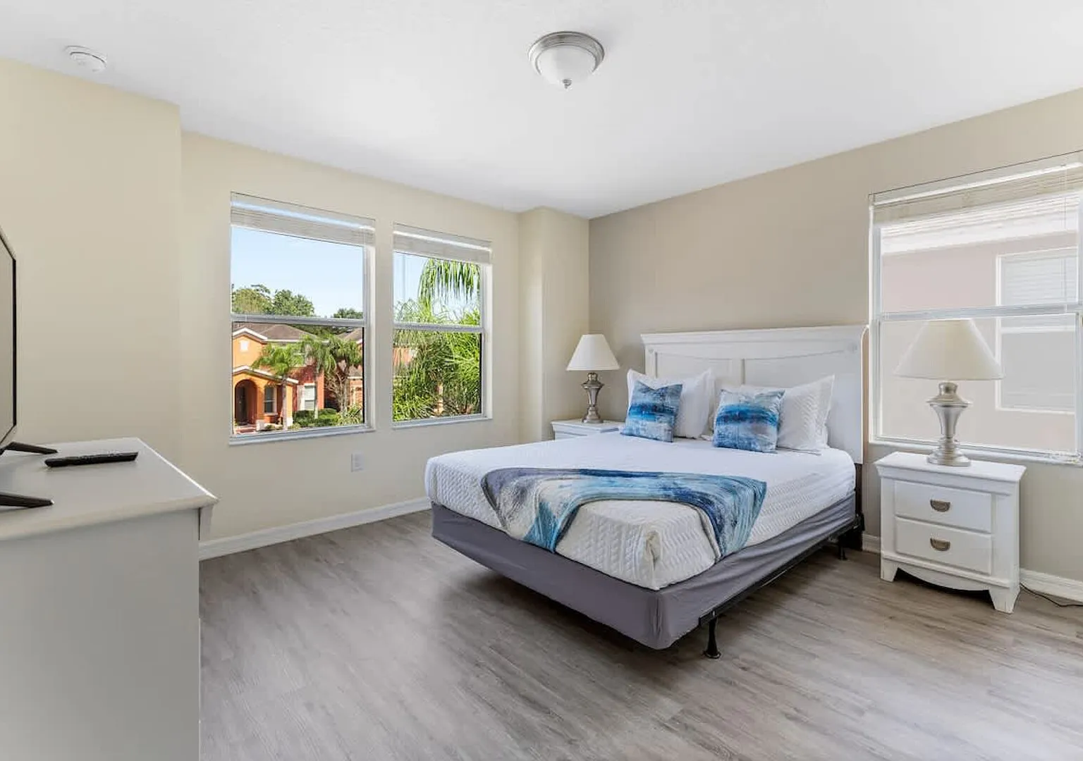 Themed Bedrooms and Large Pool — Photo 4