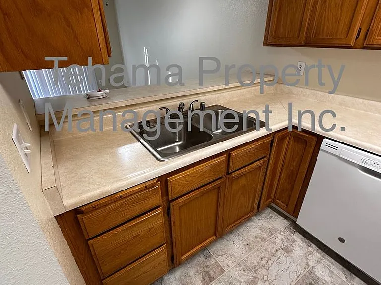 1070 Lakeside Dr — Photo 5